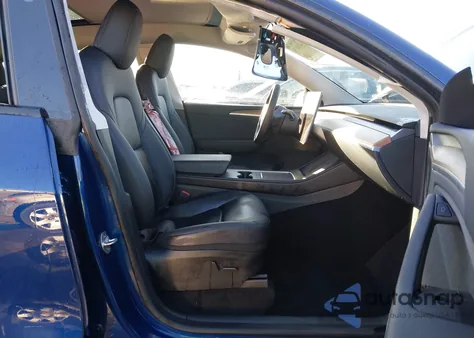 2024 Tesla Model Y Long Range Dual Motor All-Wheel Drive z USA, uszkodzony, nr VIN 7SAYGDEEXRA283953